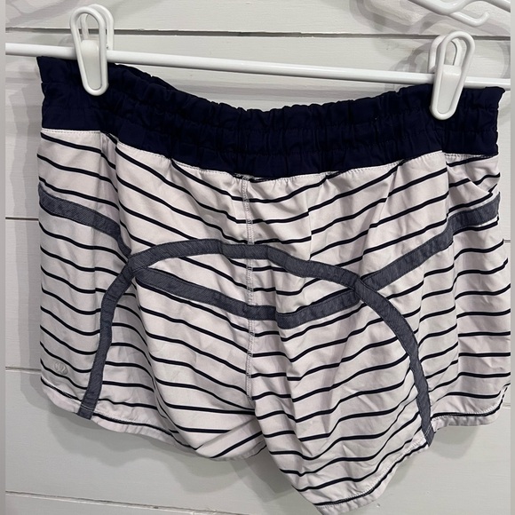 Lululemon shorts size 6 - Picture 2 of 3